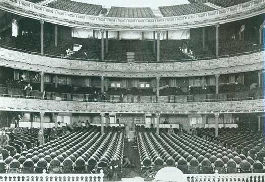 The three-balcony Manhattan Opera House had seating for 3,000 people. 